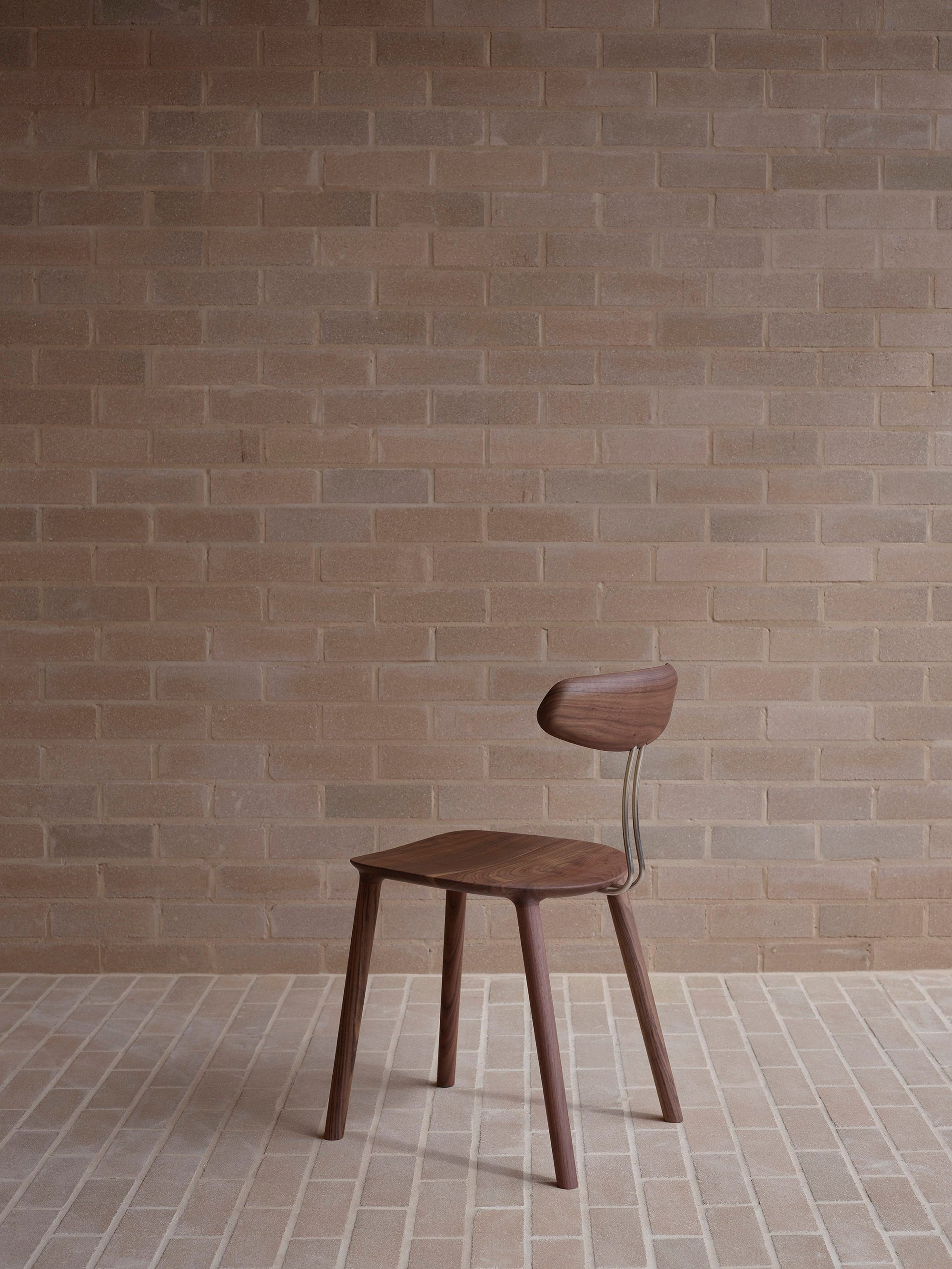 Stem chair in walnut