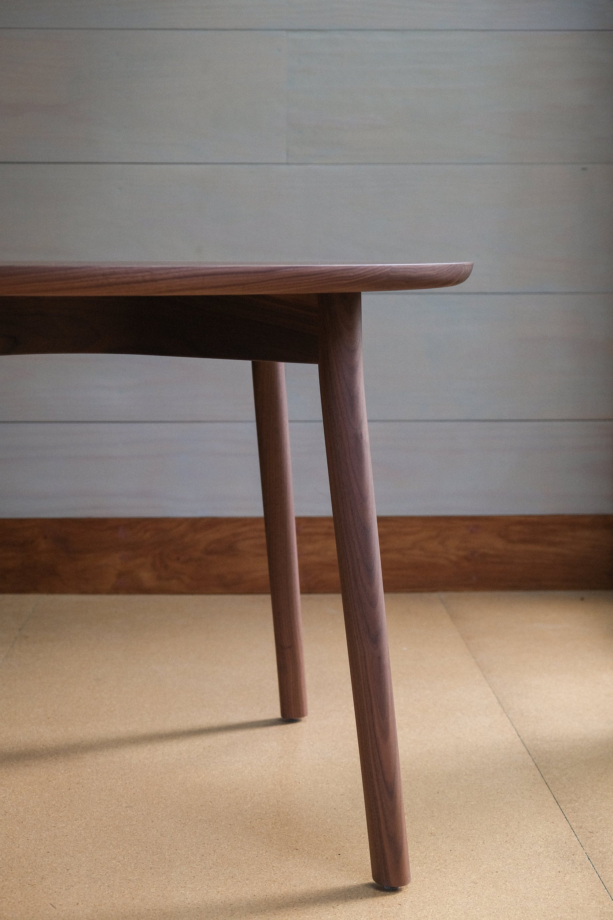 Torii dining table in Walnut